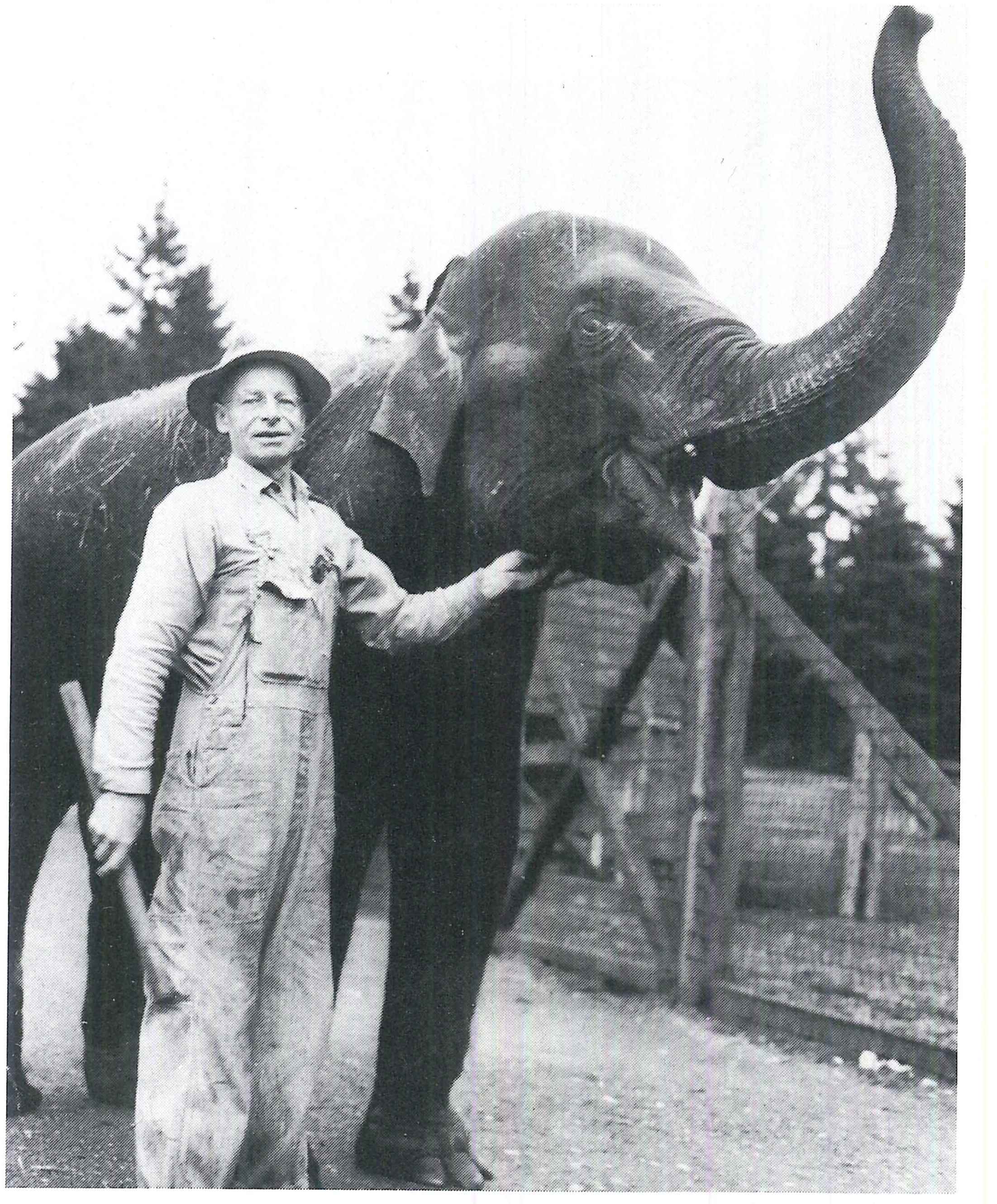 Rosie the Elephant Poses With Al Weis